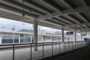 杭黄铁路又一设施基本完工，建筑雨棚搭建引期待